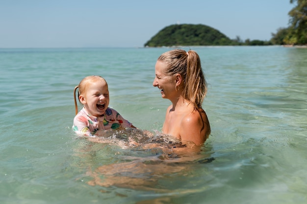 Mamá e hija disfrutando de sus soleadas vacaciones