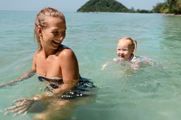 Mamá e hija disfrutando de sus soleadas vacaciones