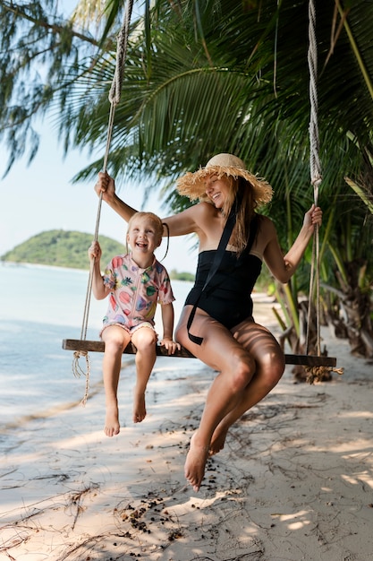 Mamá e hija disfrutando de sus soleadas vacaciones