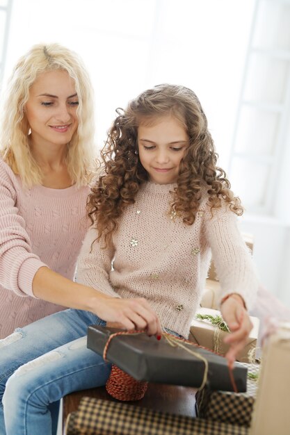 Mamá e hija envolviendo regalos