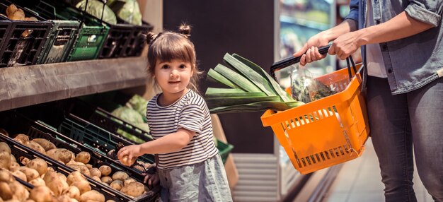 Mamá e hija están comprando en el supermercado