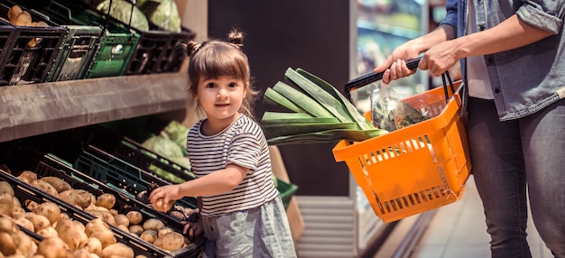 Mamá e hija están comprando en el supermercado