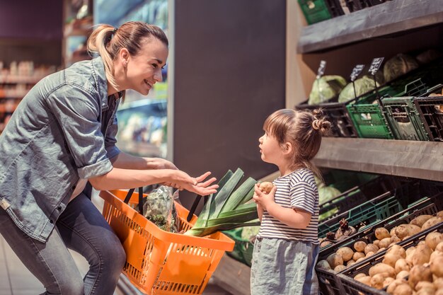 Mamá e hija están comprando en el supermercado