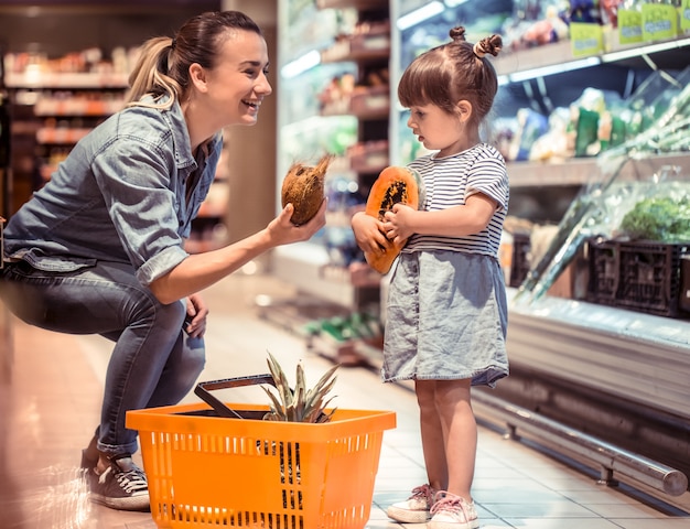 Mamá e hija están comprando en el supermercado