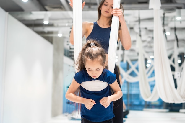 Foto gratuita mamá e hija están haciendo yoga