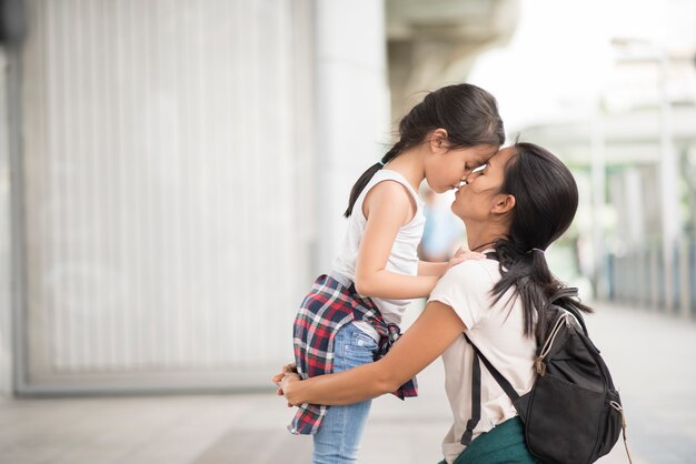 Mamá e hija hablando de viajes en la ciudad