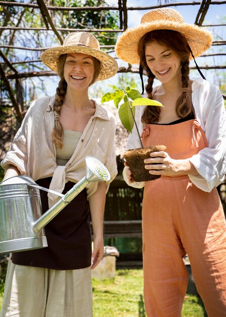 Mamá e hija haciendo jardinería juntas