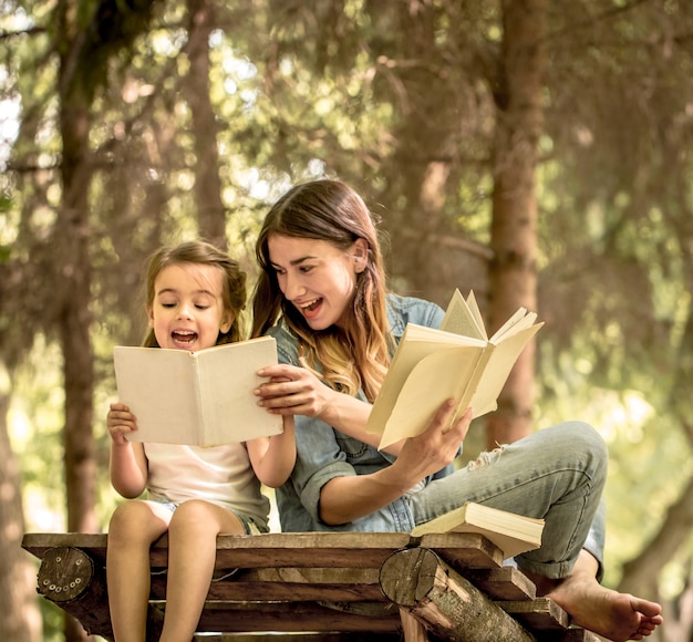 Mamá e hija leen libros