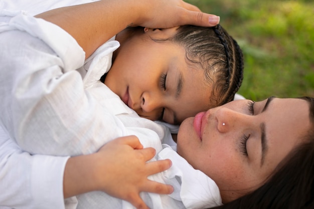 Foto gratuita mamá e hija pasan el día de la madre juntas en el parque