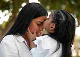 Foto gratuita mamá e hija pasan el día de la madre juntas en el parque