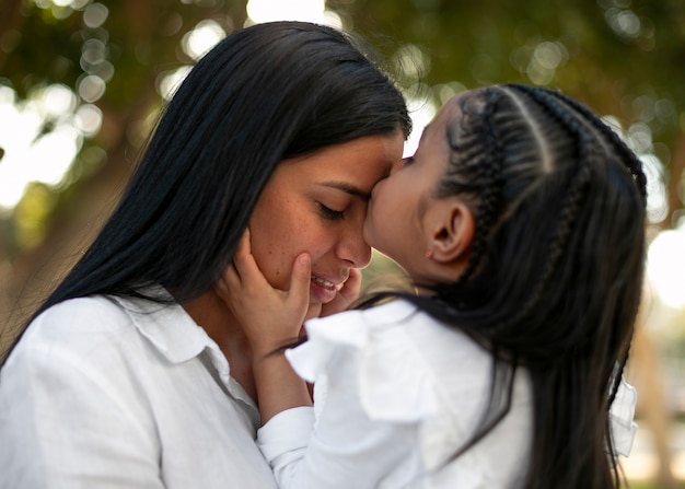 Mamá e hija pasan el día de la madre juntas en el parque