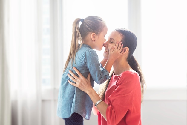 Foto gratuita mamá e hija pasan tiempo de calidad