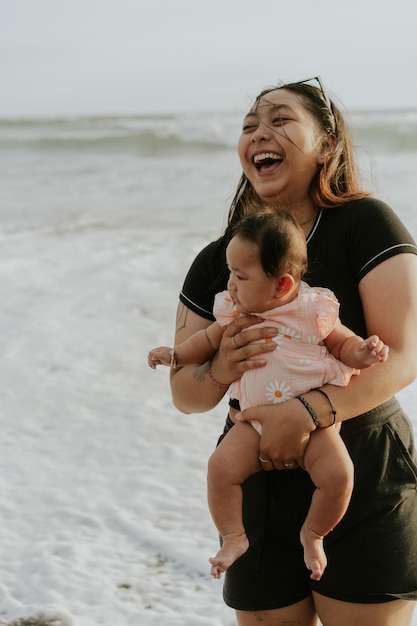 Mamá e hija recién nacida en la playa