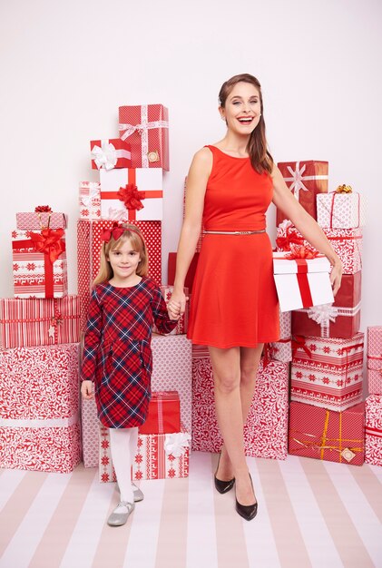 Mamá e hija con regalos de Navidad