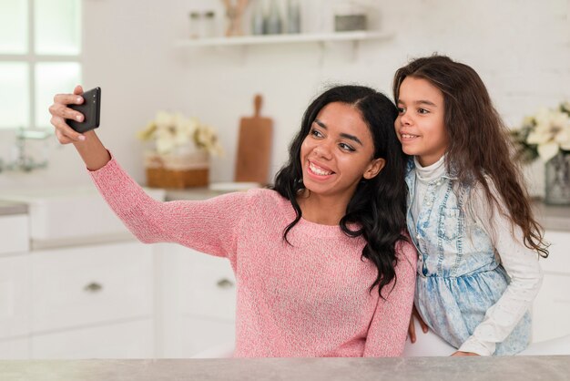 Mamá e hija tomando selfies