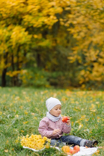 Mamá e hijo caminando y divirtiéndose juntos en el parque de otoño.