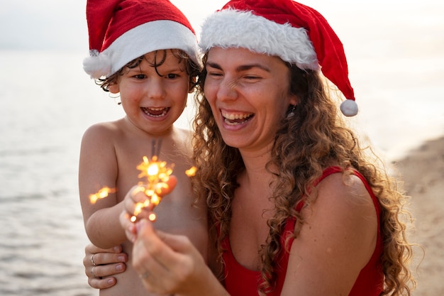 Mamá e hijo celebrando la navidad en julio.