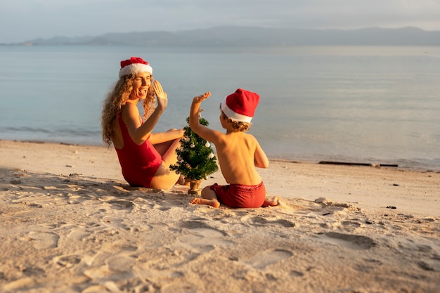 Mamá e hijo celebrando la navidad en julio.