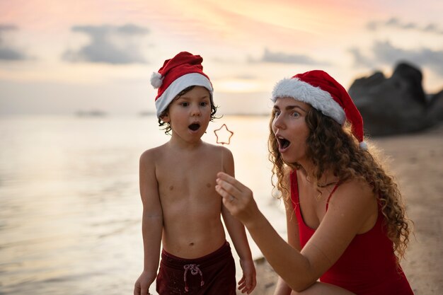 Mamá e hijo celebrando la navidad en julio.