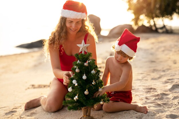 Mamá e hijo celebrando la navidad en julio.