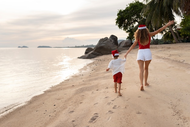 Mamá e hijo celebrando la navidad en julio.