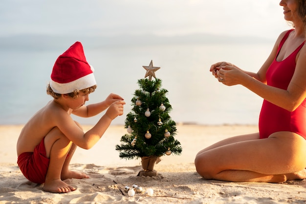 Mamá e hijo celebrando la navidad en julio.