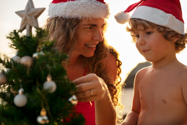 Mamá e hijo celebrando la navidad en julio.