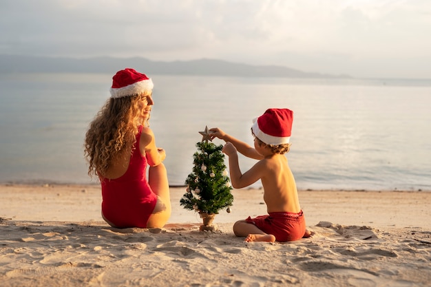 Mamá e hijo celebrando la navidad en julio.