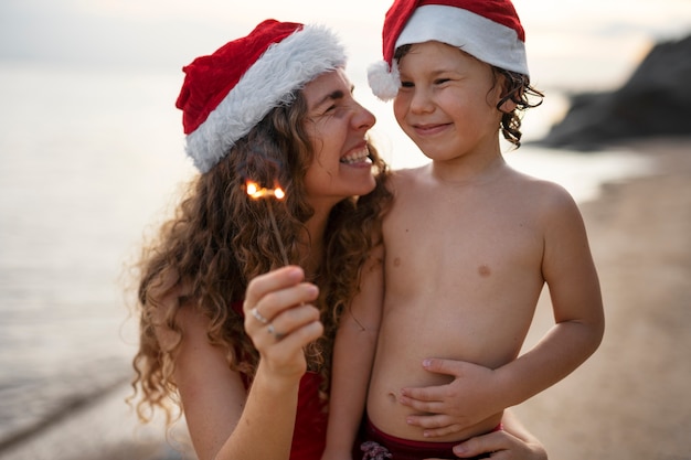 Mamá e hijo celebrando la navidad en julio.