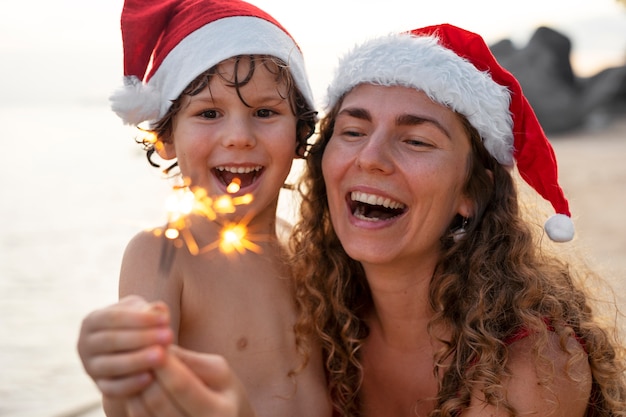 Mamá e hijo celebrando la navidad en julio.