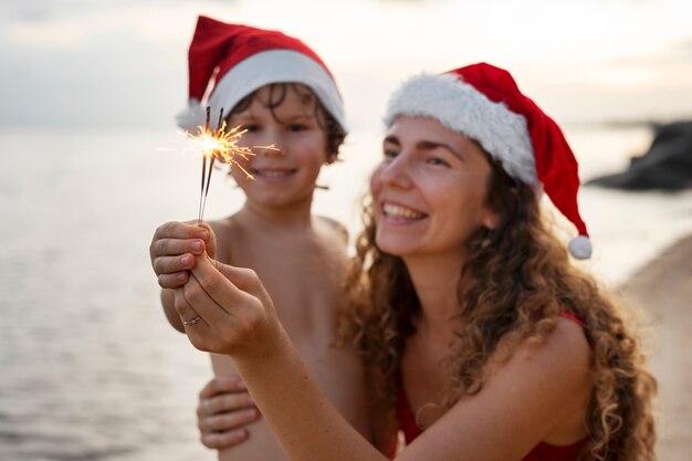 Mamá e hijo celebrando la navidad en julio.