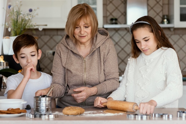 Mamá e hijos en la cocina