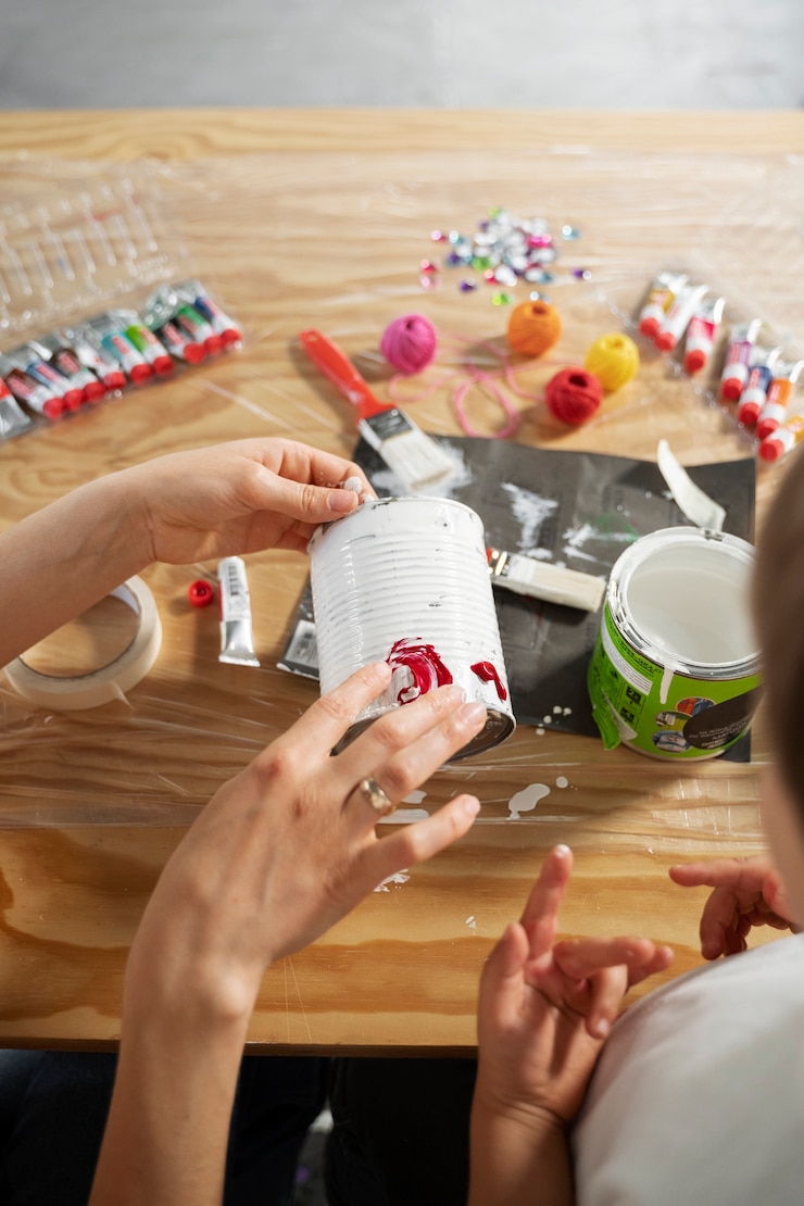 Foto gratuito mamá enseñando al niño cómo reutilizar materiales de maneras creativas