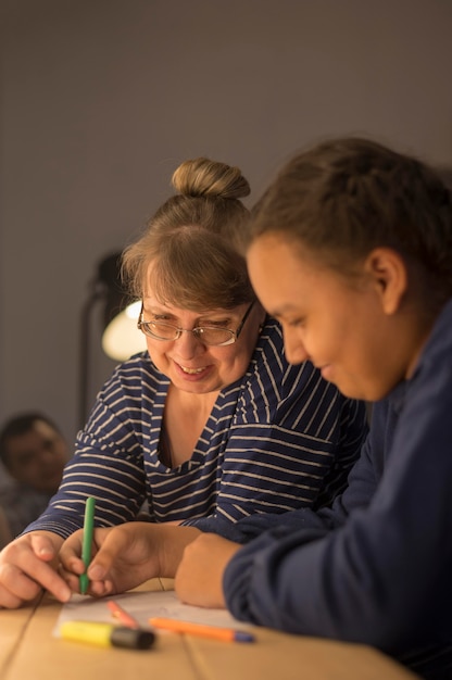 Foto gratuita mamá enseñando a hija a escribir