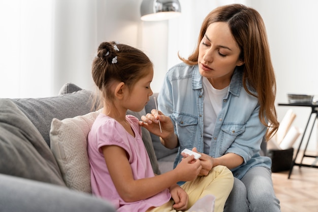 Mamá le hace una prueba casera a su hija