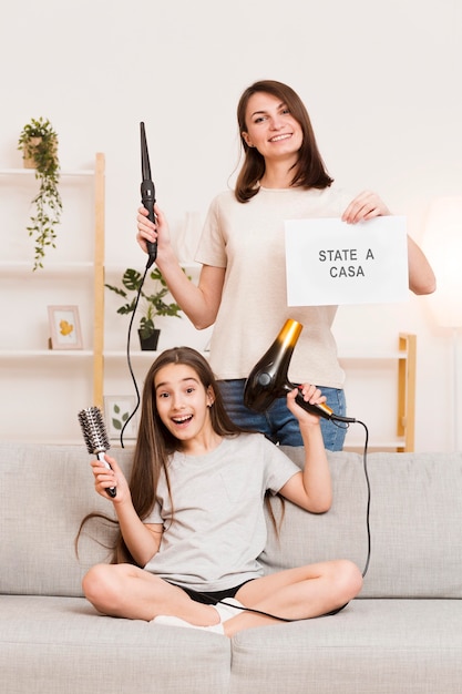 Foto gratuita mamá haciendo cabello de niña