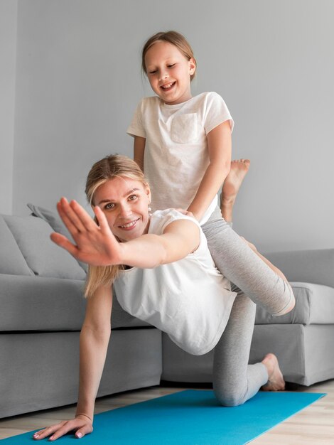 Mamá haciendo deporte con chica