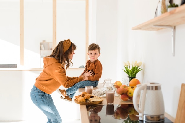 Foto gratuita mamá haciendo reír a su hijo