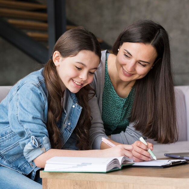 Mamá haciendo tarea con hija