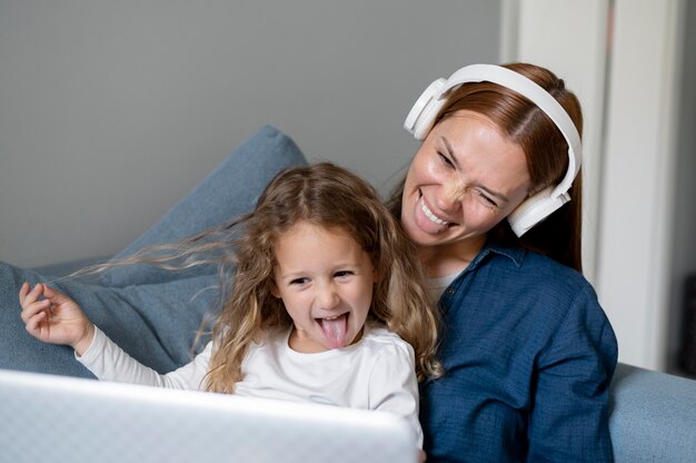 Mamá haciendo una videollamada familiar con su hija