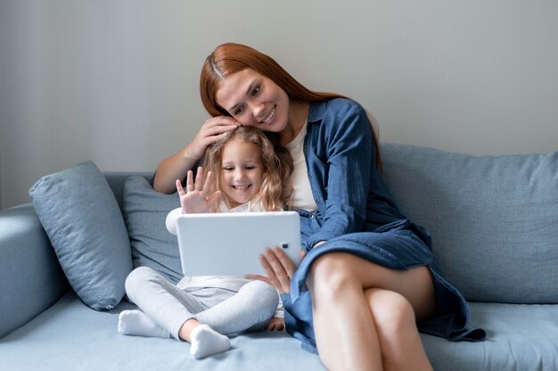 Mamá haciendo una videollamada familiar con su hija