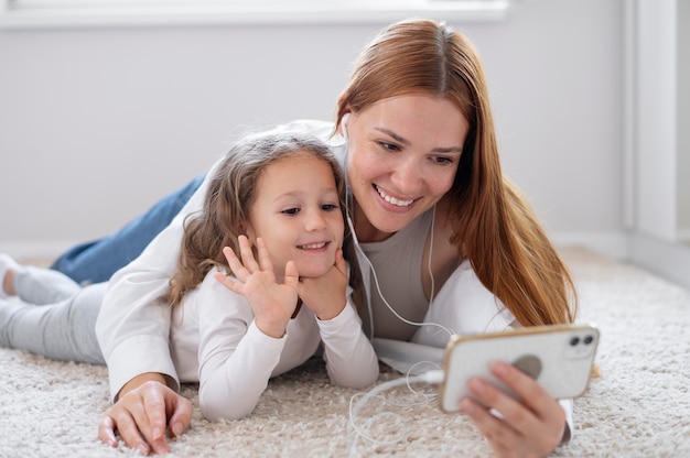 Mamá haciendo una videollamada familiar con su hija