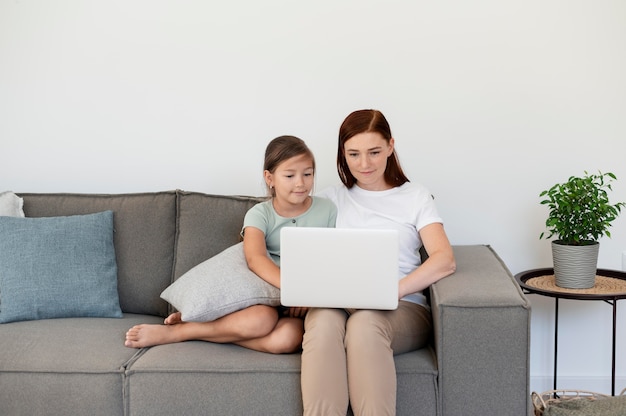 Mamá haciendo una videollamada familiar con su hija