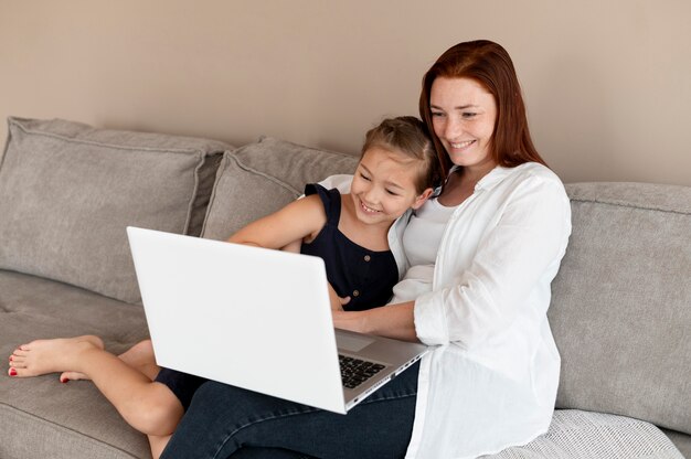 Mamá haciendo una videollamada familiar con su hija