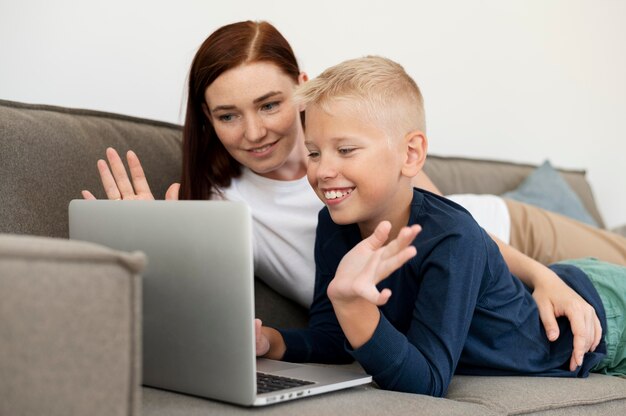 Mamá haciendo una videollamada familiar con su hijo