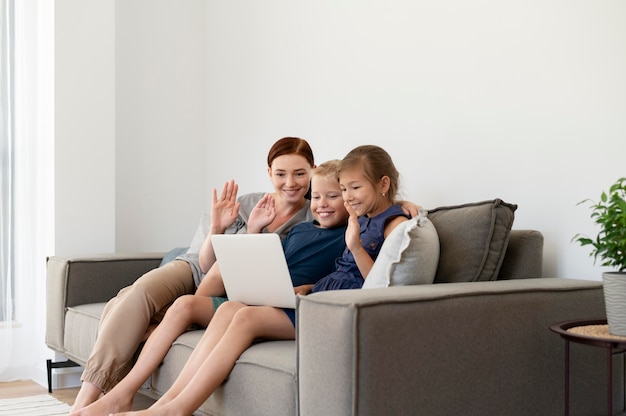 Mamá haciendo una videollamada familiar con sus hijos.