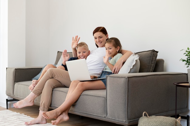 Mamá haciendo una videollamada familiar con sus hijos.