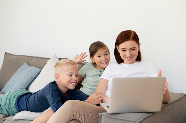 Mamá haciendo una videollamada familiar con sus hijos.