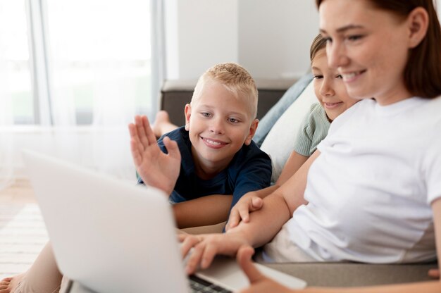 Mamá haciendo una videollamada familiar con sus hijos.