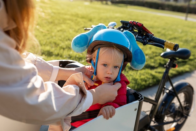 Foto gratuita mamá con hijo viajando en movilidad sostenible